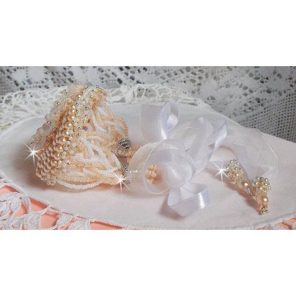 Bouquet d'un Jour-armband broderat med Swarovski-pärlor, Lucite-blommor, band och kvalitetsfröpärlor.