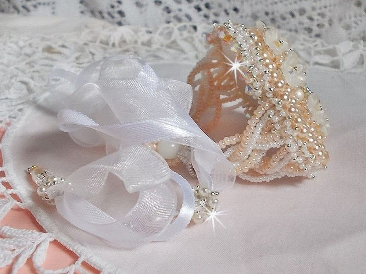 Bouquet d'un Jour-armband broderat med Swarovski-pärlor, Lucite-blommor, band och kvalitetsfröpärlor.