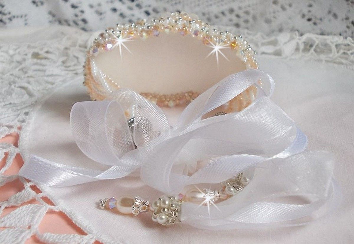 Bouquet d'un Jour-armband broderat med Swarovski-pärlor, Lucite-blommor, band och kvalitetsfröpärlor.