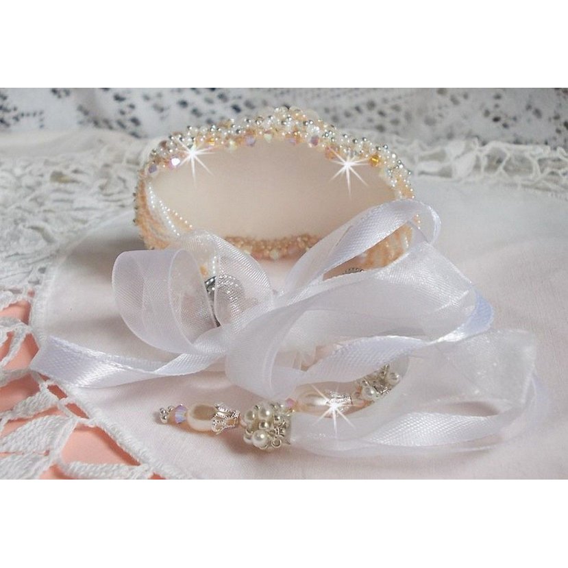 Bouquet d'un Jour-armband broderat med Swarovski-pärlor, Lucite-blommor, band och kvalitetsfröpärlor.
