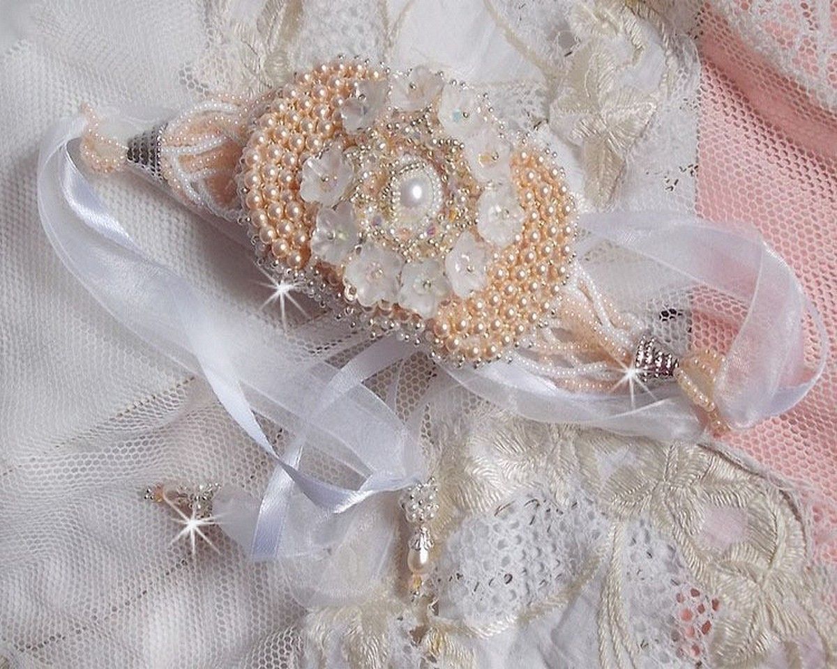 Bouquet d'un Jour-armband broderat med Swarovski-pärlor, Lucite-blommor, band och kvalitetsfröpärlor.