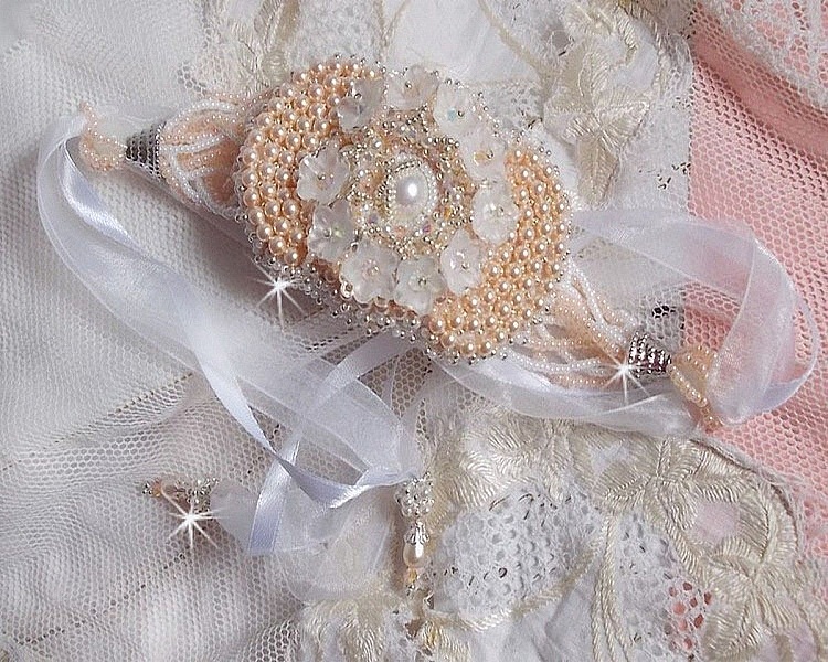 Bouquet d'un Jour-armband broderat med Swarovski-p&auml;rlor, Lucite-blommor, band och kvalitetsfr&ouml;p&auml;rlor.