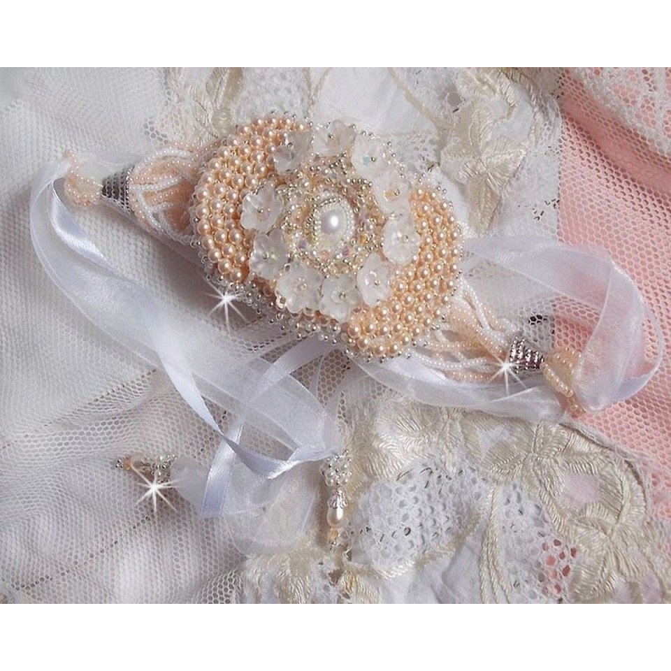 Bouquet d'un Jour-armband broderat med Swarovski-pärlor, Lucite-blommor, band och kvalitetsfröpärlor.