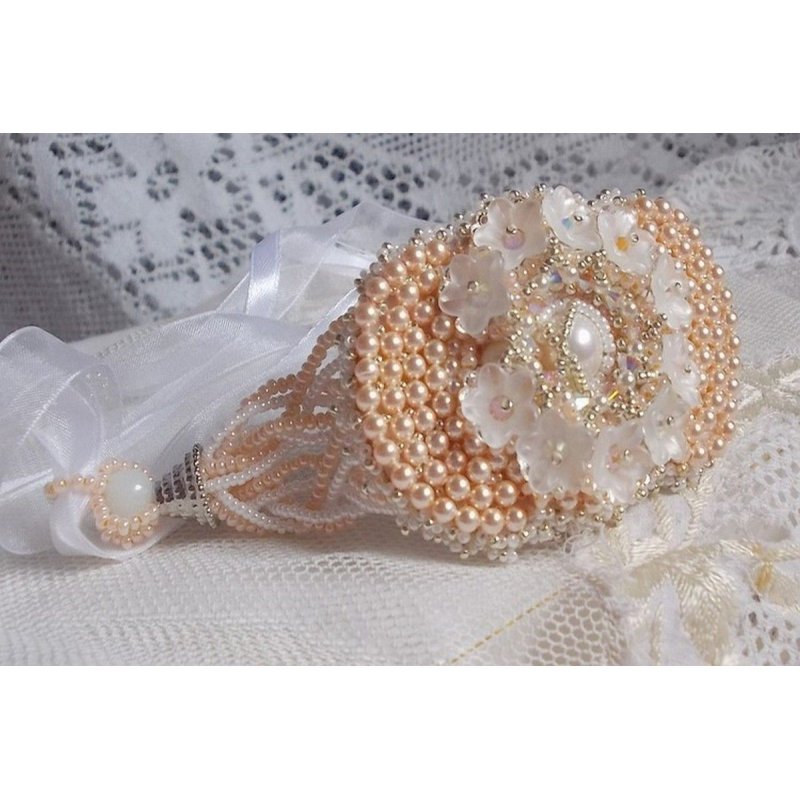 Bouquet d'un Jour-armband broderat med Swarovski-pärlor, Lucite-blommor, band och kvalitetsfröpärlor.