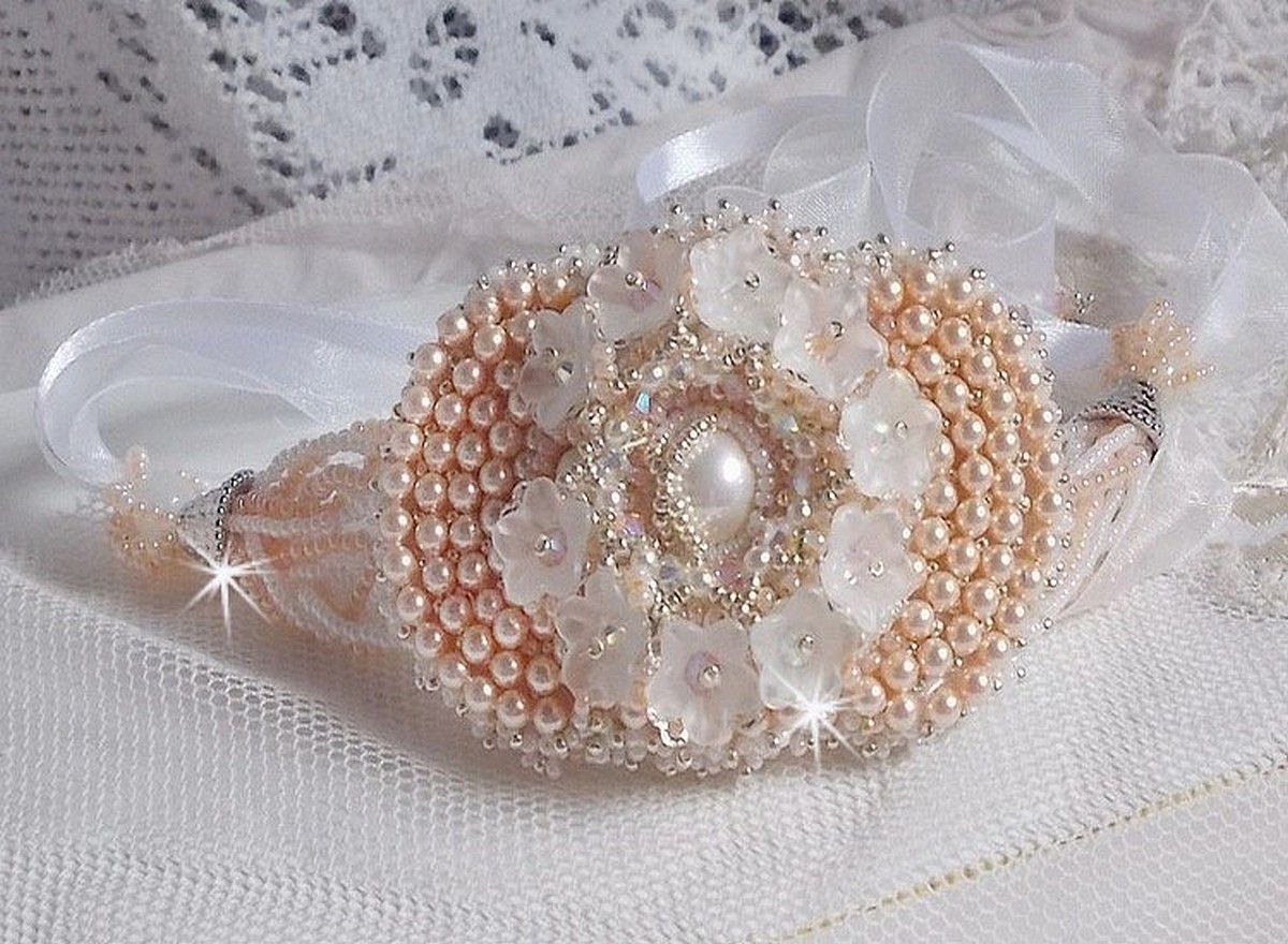 Bouquet d'un Jour-armband broderat med Swarovski-pärlor, Lucite-blommor, band och kvalitetsfröpärlor.