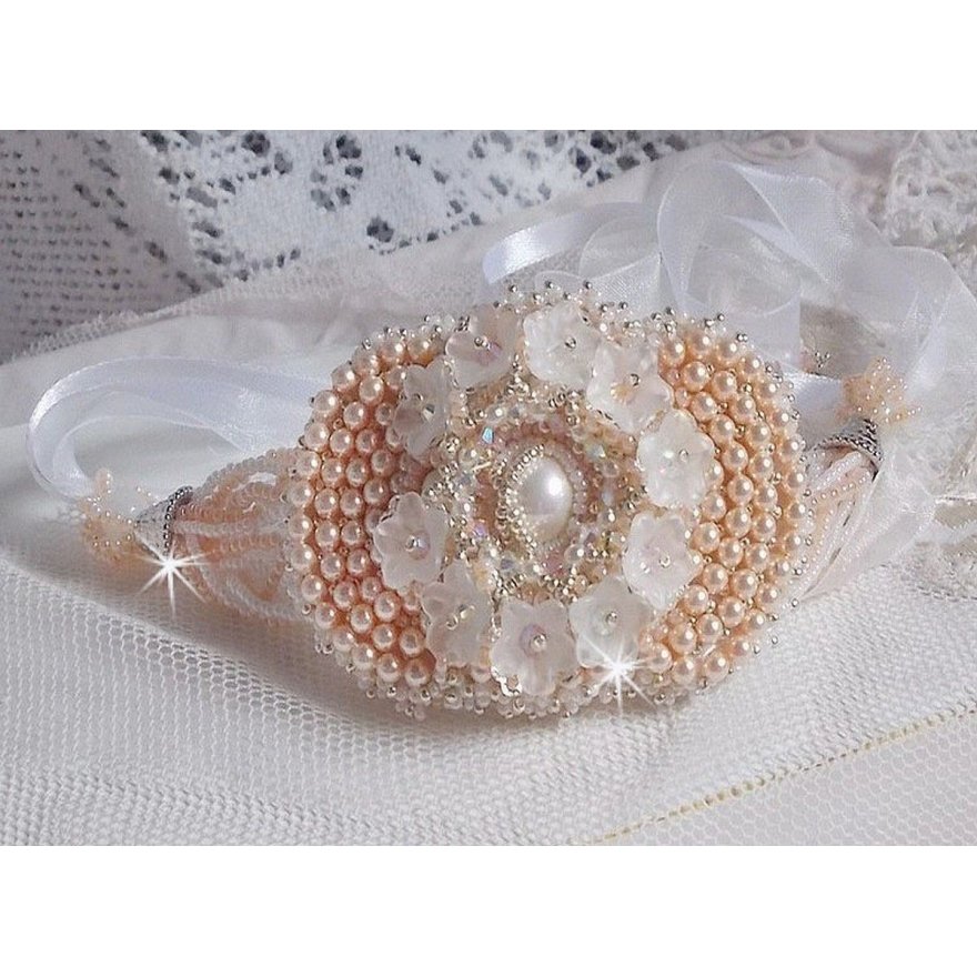 Bouquet d'un Jour-armband broderat med Swarovski-pärlor, Lucite-blommor, band och kvalitetsfröpärlor.