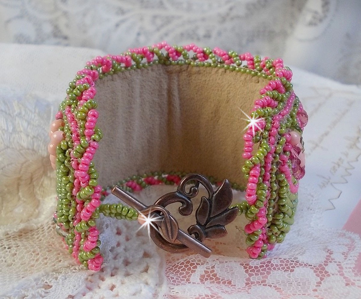Miss Lady manschettarmband broderat med Swarovski-kristaller, bohemiska glasfacetter och gröna och rosa fröpärlor.