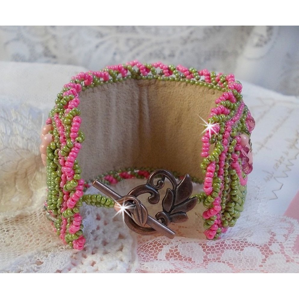 Miss Lady manschettarmband broderat med Swarovski-kristaller, bohemiska glasfacetter och gröna och rosa fröpärlor.