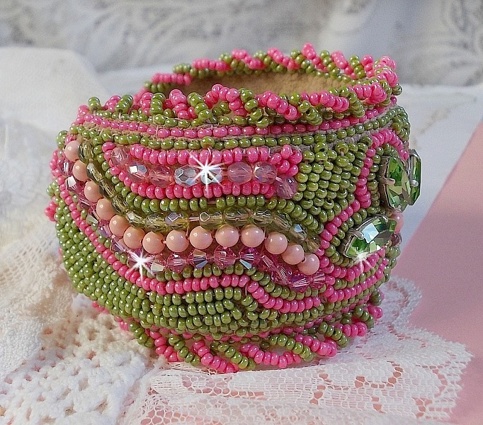 Miss Lady manschettarmband broderat med Swarovski-kristaller, bohemiska glasfacetter och gr&ouml;na och rosa fr&ouml;p&auml;rlor.