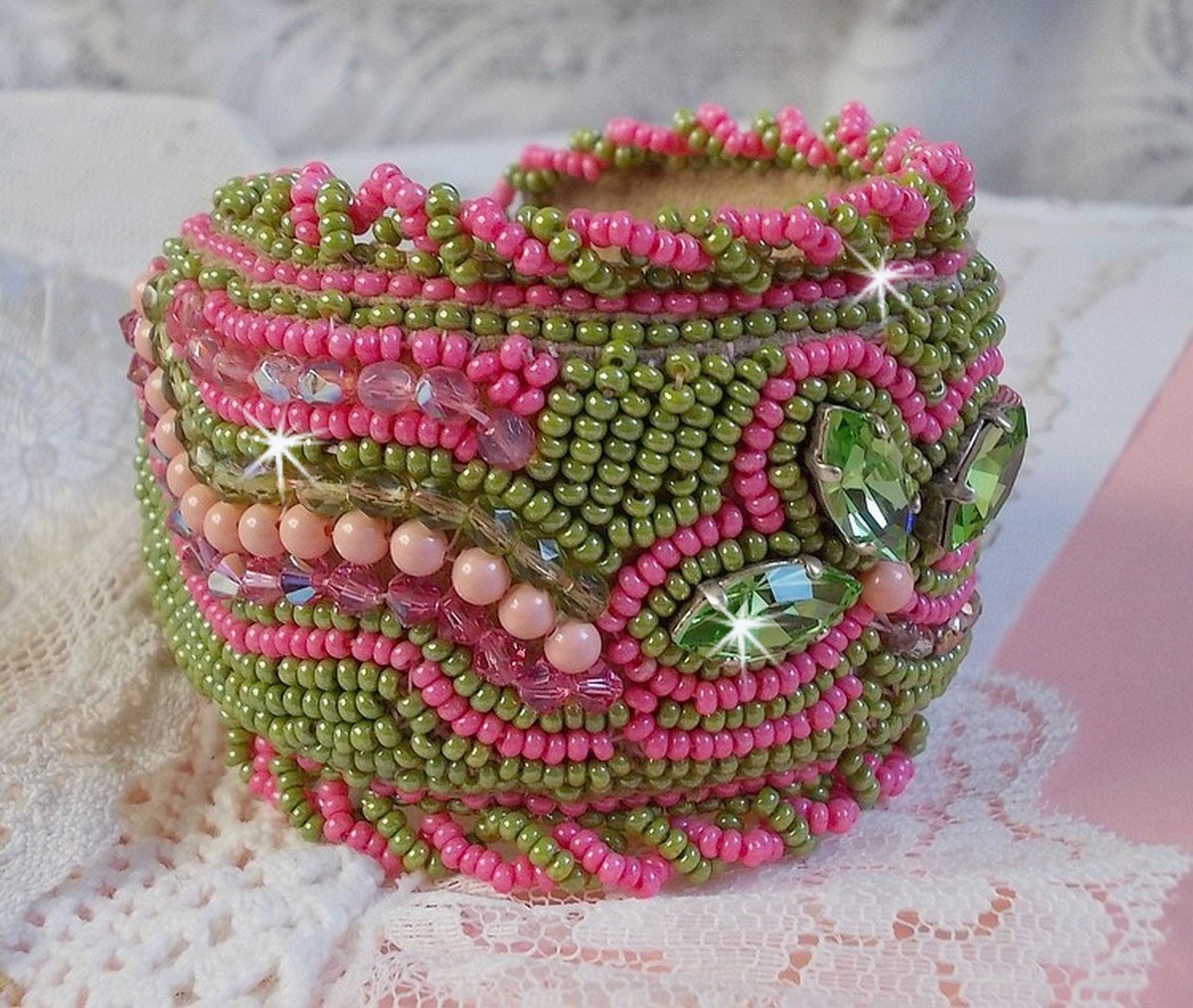 Miss Lady manschettarmband broderat med Swarovski-kristaller, bohemiska glasfacetter och gröna och rosa fröpärlor.