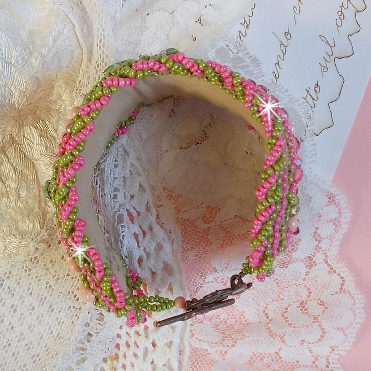 Miss Lady manschettarmband broderat med Swarovski-kristaller, bohemiska glasfacetter och gröna och rosa fröpärlor.