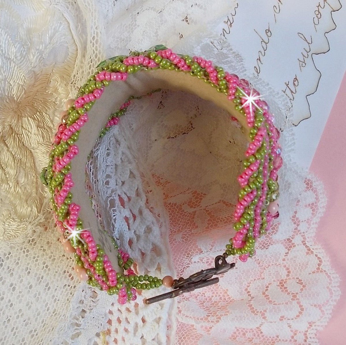 Miss Lady manschettarmband broderat med Swarovski-kristaller, bohemiska glasfacetter och gröna och rosa fröpärlor.
