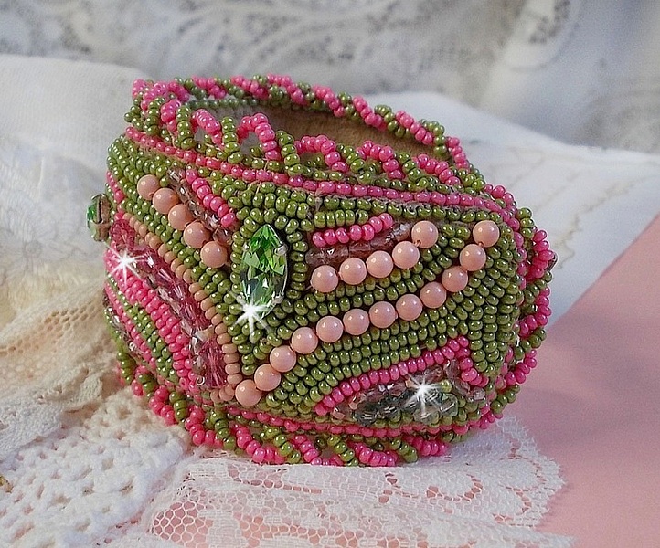 Miss Lady manschettarmband broderat med Swarovski-kristaller, bohemiska glasfacetter och gr&ouml;na och rosa fr&ouml;p&auml;rlor.