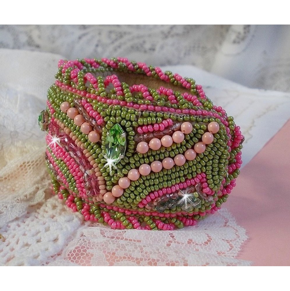 Miss Lady manschettarmband broderat med Swarovski-kristaller, bohemiska glasfacetter och gröna och rosa fröpärlor.