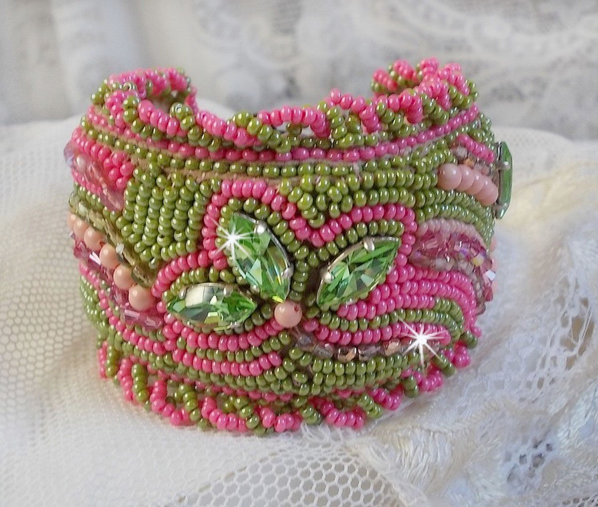 Miss Lady manschettarmband broderat med Swarovski-kristaller, bohemiska glasfacetter och gröna och rosa fröpärlor.