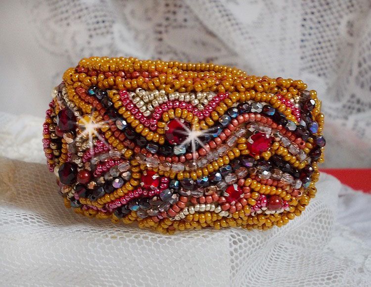 Red Jasper manschettarmband broderat med en cabochon av röd jaspis, Swarovskikristaller och fröpärlor.