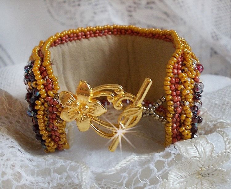 Red Jasper manschettarmband broderat med en cabochon av röd jaspis, Swarovskikristaller och fröpärlor.