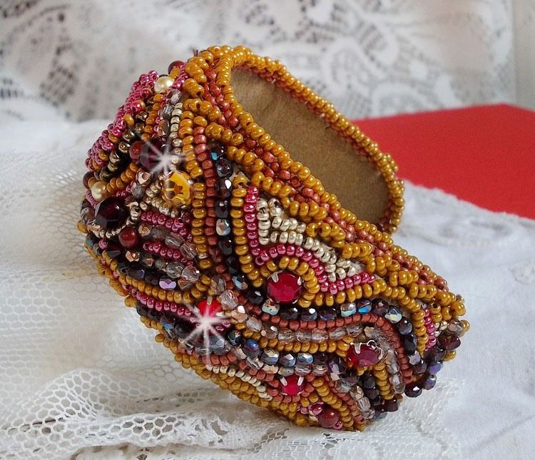Red Jasper manschettarmband broderat med en cabochon av röd jaspis, Swarovskikristaller och fröpärlor.