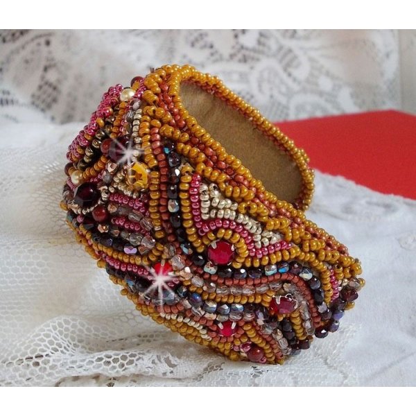 Red Jasper manschettarmband broderat med en cabochon av röd jaspis, Swarovskikristaller och fröpärlor.