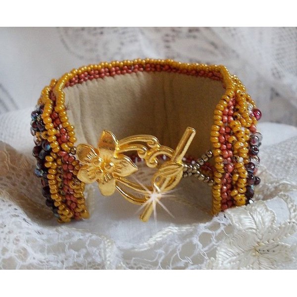 Red Jasper manschettarmband broderat med en cabochon av röd jaspis, Swarovskikristaller och fröpärlor.
