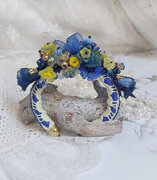 Bracelet Cara Royal Soleil brod&eacute; avec dentelle, sequins, fleurs peintes &agrave; la main, rondes et perles Cristal Swarovski