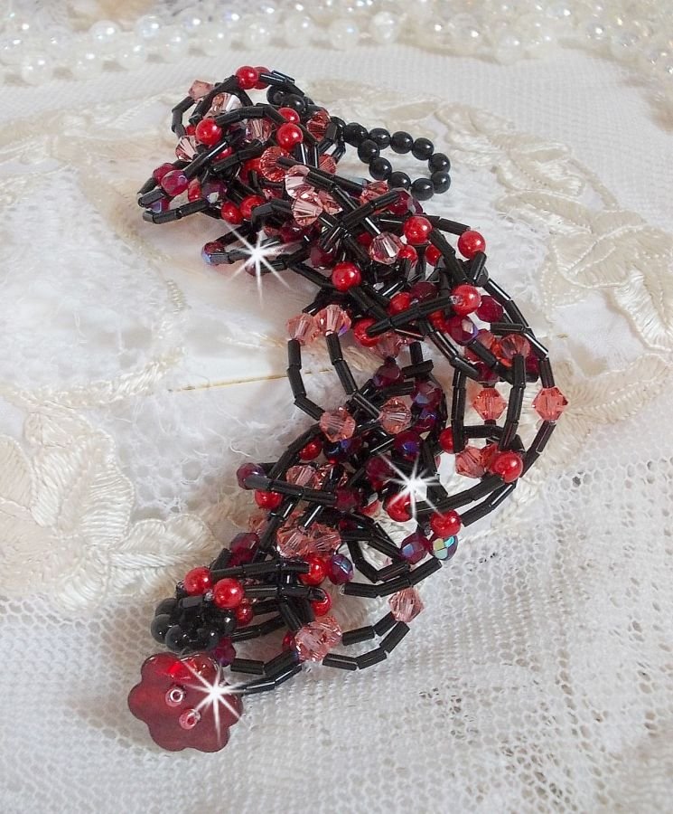 Feeling-armband med rörpärlor, pärlemorspärlor och snurrande toppar i Swarovski-kristall.