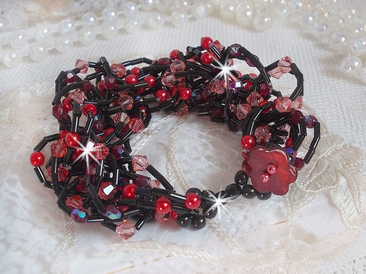 Feeling-armband med rörpärlor, pärlemorspärlor och snurrande toppar i Swarovski-kristall.