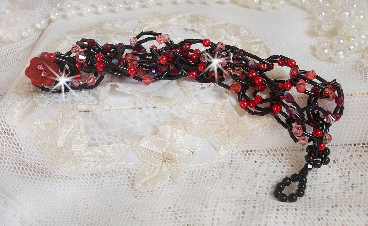 Feeling-armband med rörpärlor, pärlemorspärlor och snurrande toppar i Swarovski-kristall.