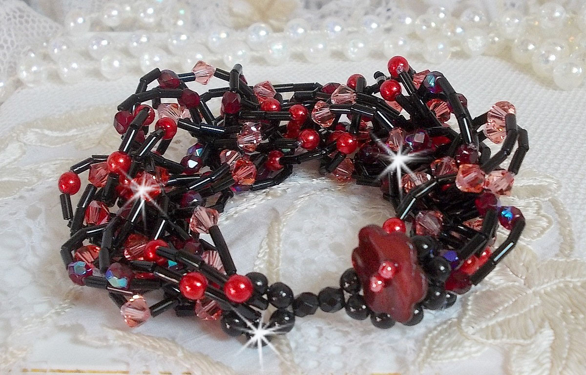 Feeling-armband med rörpärlor, pärlemorspärlor och snurrande toppar i Swarovski-kristall.