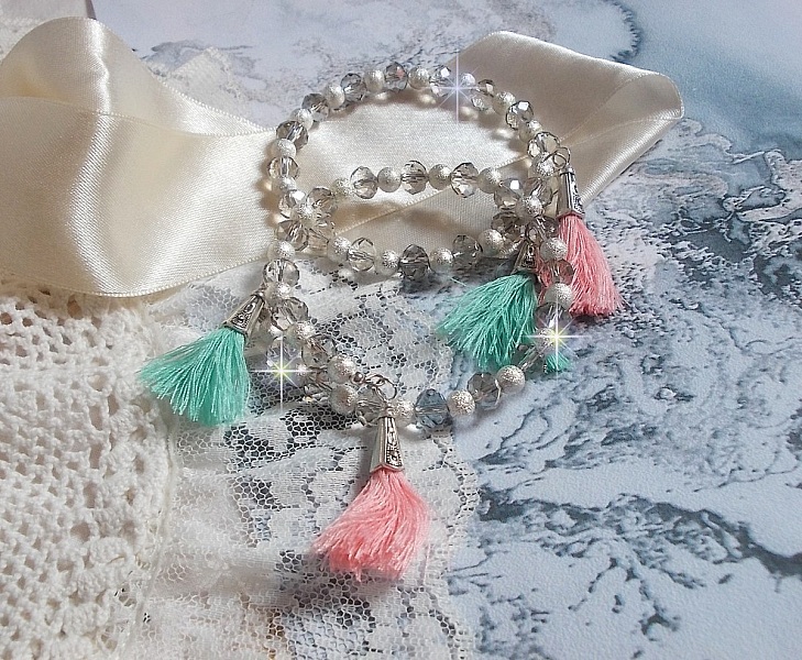 Bracelets Cristalline Eclat avec doubles bracelets aux perles Stardust Argent&eacute;es effet paillet&eacute;, perles rondes facett&eacute;es en verre et pompons couleur Rose et Menthe pour un style contemporain