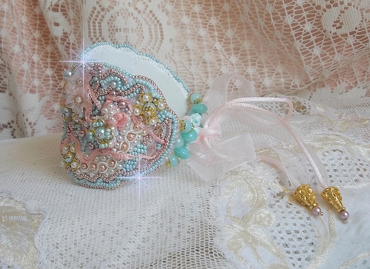 Mint Lace Cuff Bracelet Haute-Couture broderad med Swarovski-kristaller, bohemiska glaspärlor, fröpärlor och harts Lucite blommor