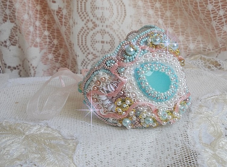 Mint Lace Cuff Bracelet Haute-Couture broderad med Swarovski-kristaller, bohemiska glaspärlor, fröpärlor och harts Lucite blommor