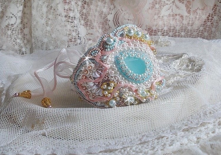 Mint Lace Cuff Bracelet Haute-Couture broderad med Swarovski-kristaller, bohemiska glaspärlor, fröpärlor och harts Lucite blommor
