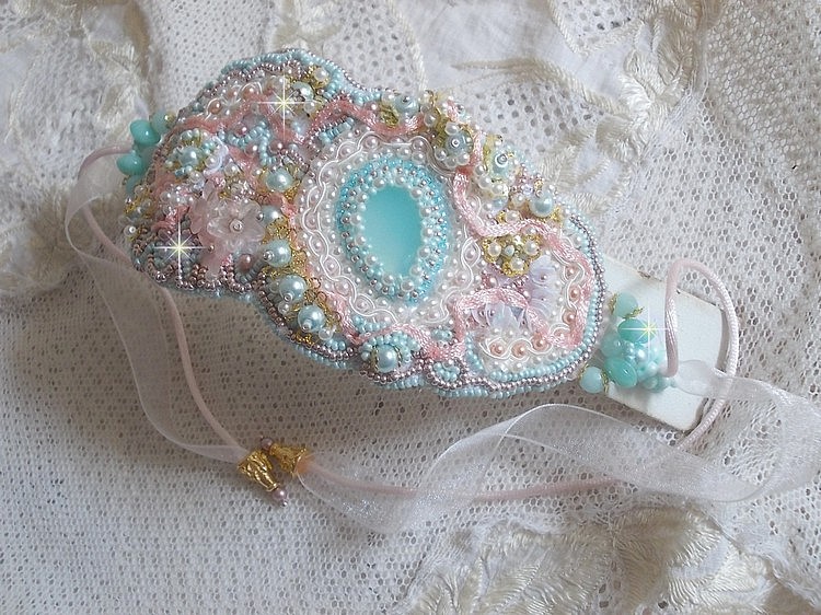 Mint Lace Cuff Bracelet Haute-Couture broderad med Swarovski-kristaller, bohemiska glaspärlor, fröpärlor och harts Lucite blommor
