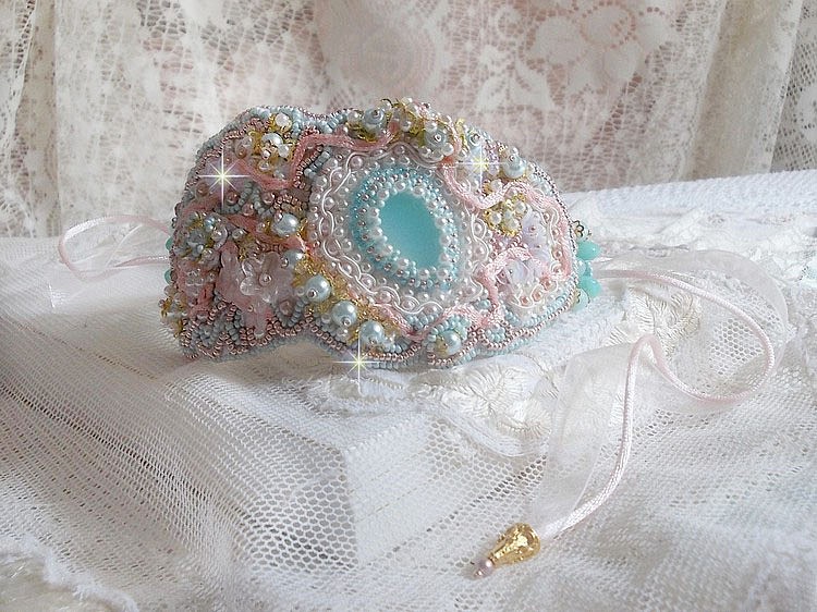 Mint Lace Cuff Bracelet Haute-Couture broderad med Swarovski-kristaller, bohemiska glaspärlor, fröpärlor och harts Lucite blommor