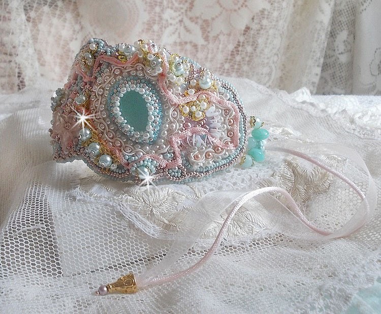 Mint Lace Cuff Bracelet Haute-Couture broderad med Swarovski-kristaller, bohemiska glaspärlor, fröpärlor och harts Lucite blommor