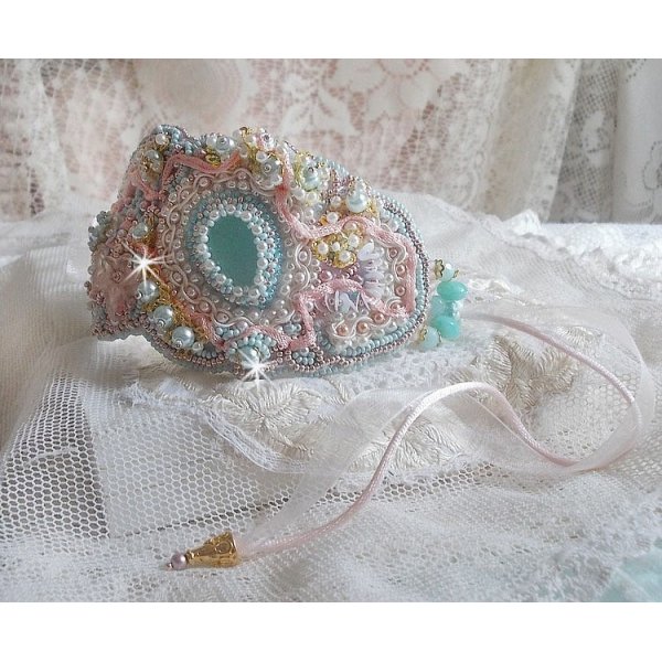 Mint Lace Cuff Bracelet Haute-Couture broderad med Swarovski-kristaller, bohemiska glaspärlor, fröpärlor och harts Lucite blommor