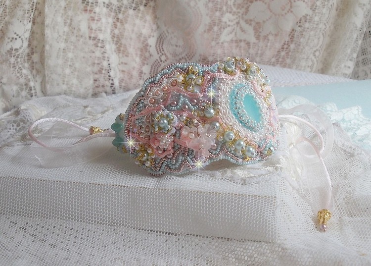 Mint Lace Cuff Bracelet Haute-Couture broderad med Swarovski-kristaller, bohemiska glaspärlor, fröpärlor och harts Lucite blommor