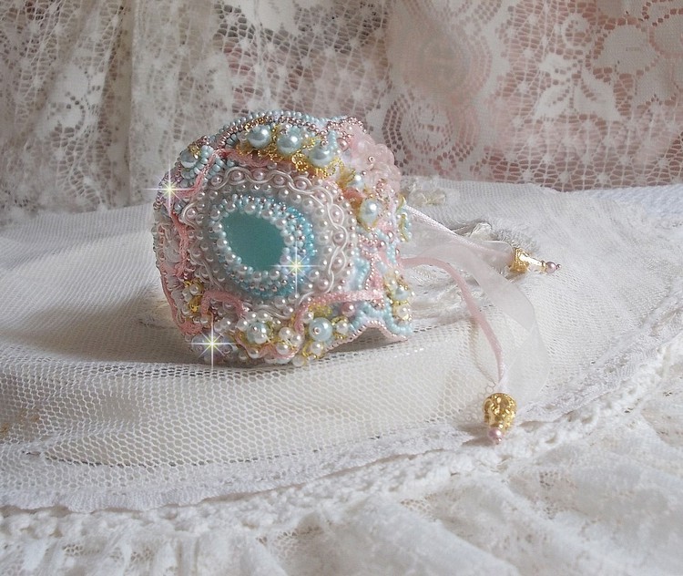 Mint Lace Cuff Bracelet Haute-Couture broderad med Swarovski-kristaller, bohemiska glaspärlor, fröpärlor och harts Lucite blommor