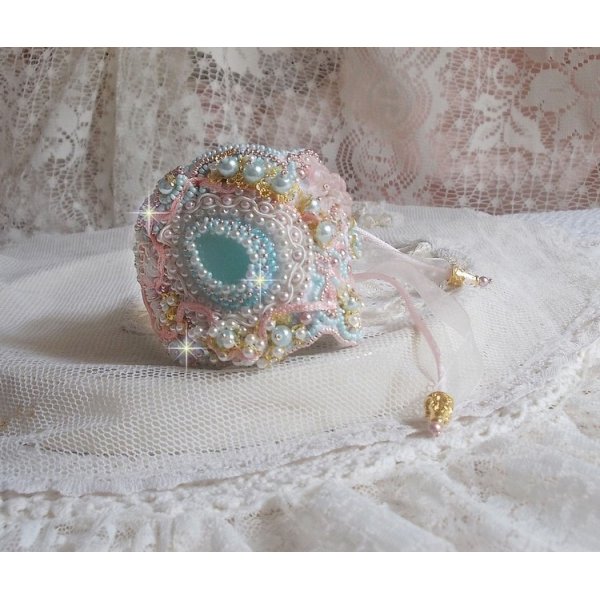 Mint Lace Cuff Bracelet Haute-Couture broderad med Swarovski-kristaller, bohemiska glaspärlor, fröpärlor och harts Lucite blommor