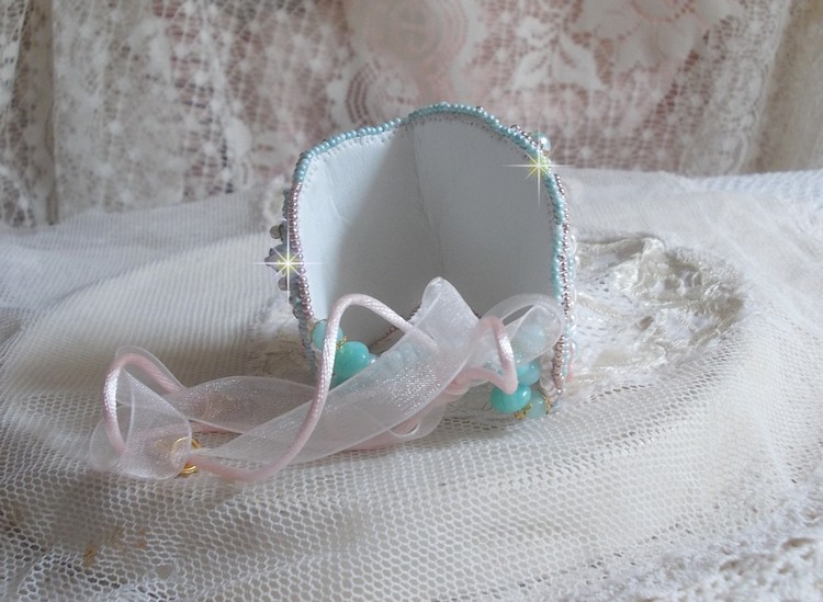 Mint Lace Cuff Bracelet Haute-Couture broderad med Swarovski-kristaller, bohemiska glaspärlor, fröpärlor och harts Lucite blommor