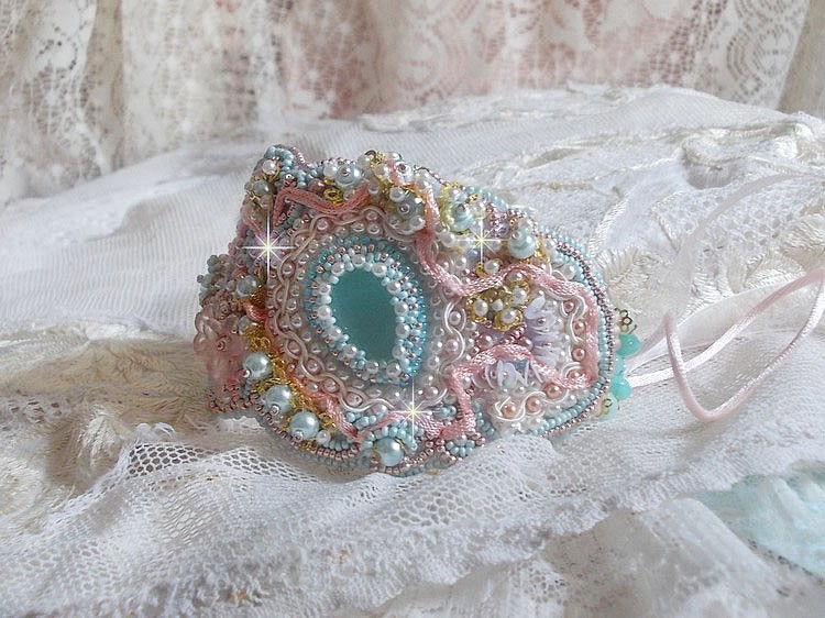 Mint Lace Cuff Bracelet Haute-Couture broderad med Swarovski-kristaller, bohemiska glaspärlor, fröpärlor och harts Lucite blommor