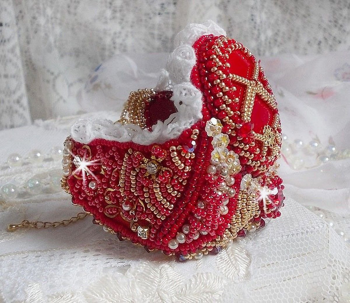 Nous Two Cuff Bracelet Haute-Couture broderad med Swarovski-kristaller, en oval röd glascabochon och fröpärlor