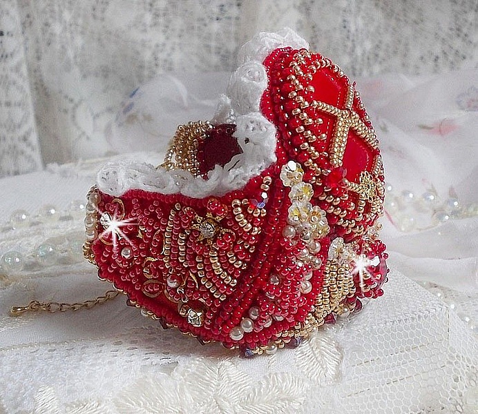 Nous Two Cuff Bracelet Haute-Couture broderad med Swarovski-kristaller, en oval r&ouml;d glascabochon och fr&ouml;p&auml;rlor