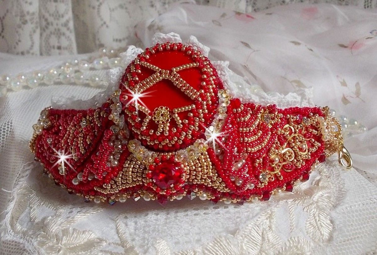 Nous Two Cuff Bracelet Haute-Couture broderad med Swarovski-kristaller, en oval röd glascabochon och fröpärlor