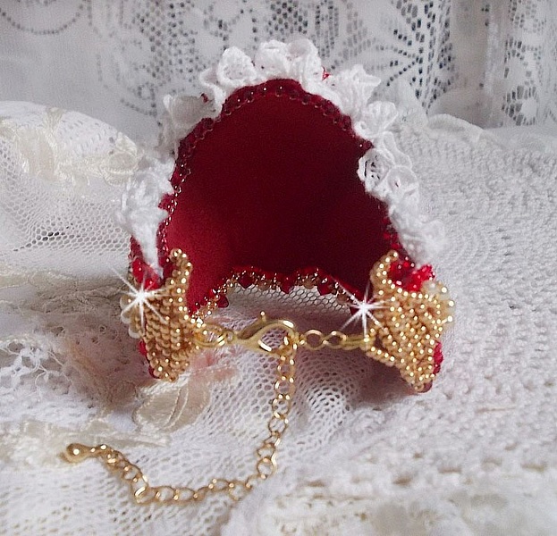 Nous Two Cuff Bracelet Haute-Couture broderad med Swarovski-kristaller, en oval r&ouml;d glascabochon och fr&ouml;p&auml;rlor