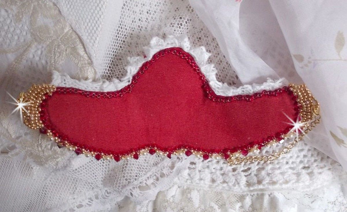 Nous Two Cuff Bracelet Haute-Couture broderad med Swarovski-kristaller, en oval röd glascabochon och fröpärlor