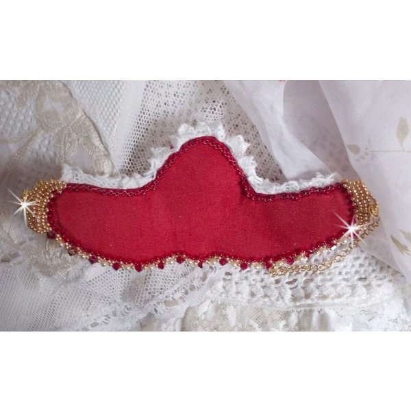 Nous Two Cuff Bracelet Haute-Couture broderad med Swarovski-kristaller, en oval röd glascabochon och fröpärlor