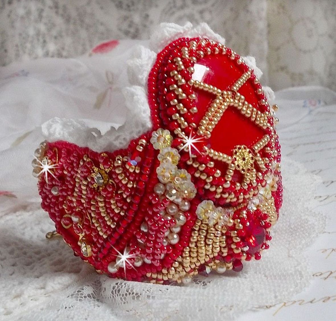 Nous Two Cuff Bracelet Haute-Couture broderad med Swarovski-kristaller, en oval röd glascabochon och fröpärlor