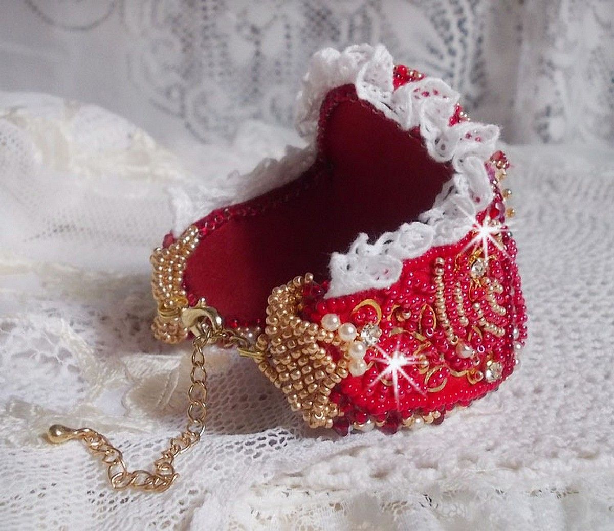 Nous Two Cuff Bracelet Haute-Couture broderad med Swarovski-kristaller, en oval röd glascabochon och fröpärlor